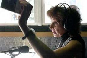 Betty Elizalde en su programa de radio. Hoy.